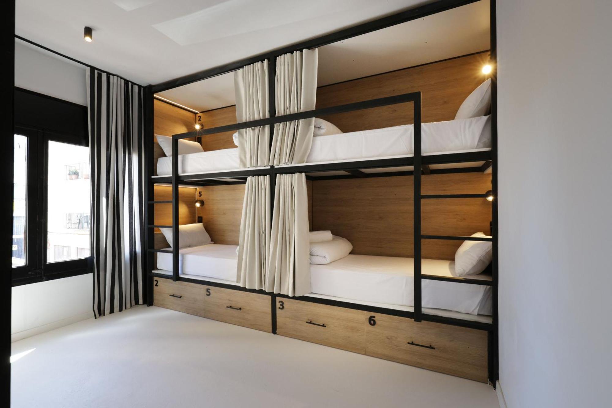 Black And White Hostel Паламос Экстерьер фото